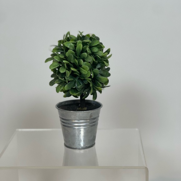 Home decoration. Set of 4 items. Clear acrylic stand not included. - Picture 3 of 7